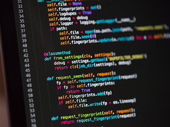 屏幕上高亮显示的彩色源代码,代表 HTML、CSS、JS 等静态资源