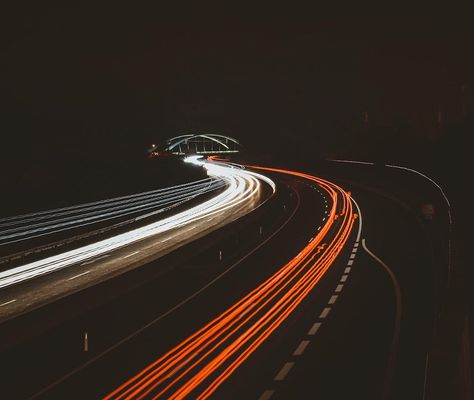 夜间高速公路上车灯拉出的长曝光光轨