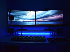 配备双显示器与背光机械键盘的游戏电竞桌面