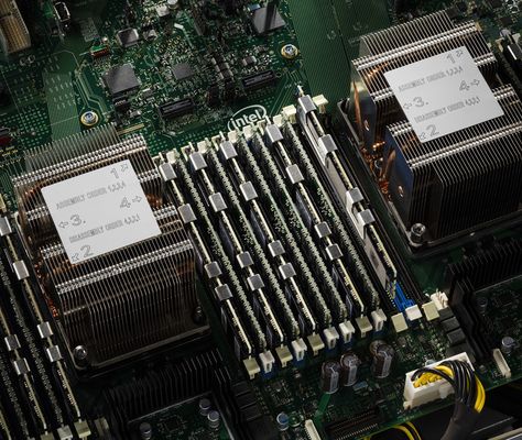服务器主板特写:两组 CPU 散热片与整排内存条